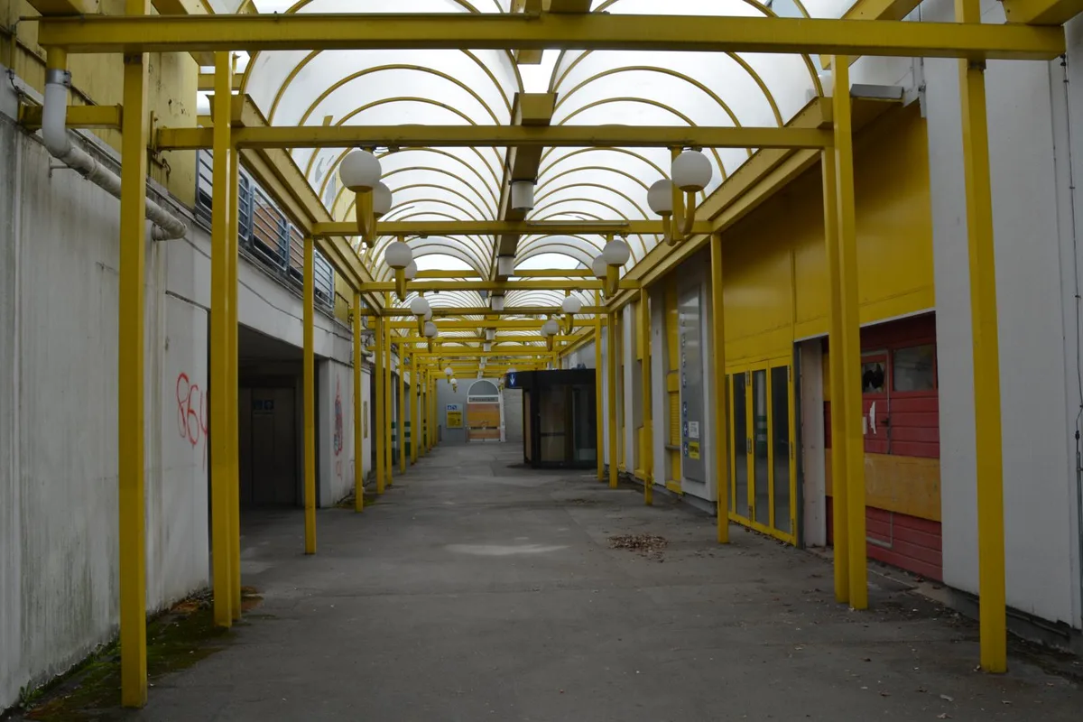 dsc_1605-1_preview Im einstigen Einkaufshaus auf dem Waro-Areal stieg eine illegale Silvesterparty mit über 100 Gästen., Die Kantonspolizei hat das Fest nach Mitternacht aufgelöst.