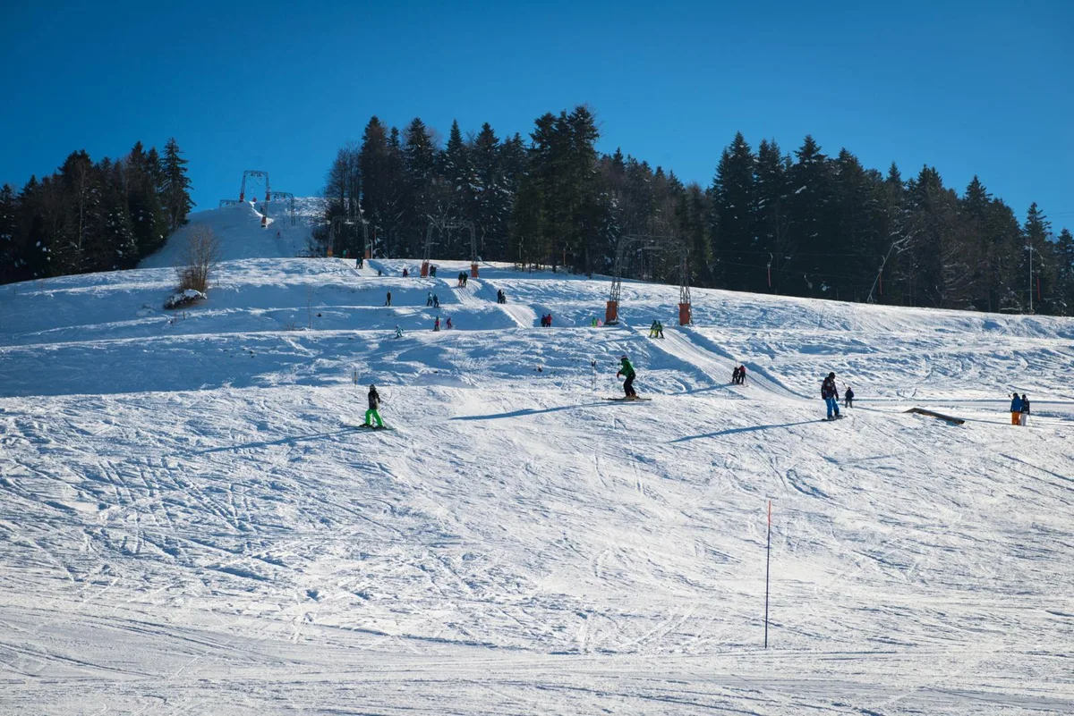 Ab Samstag, 9. Januar, darf man auch im Kanton Zürich wieder Ski fahren.