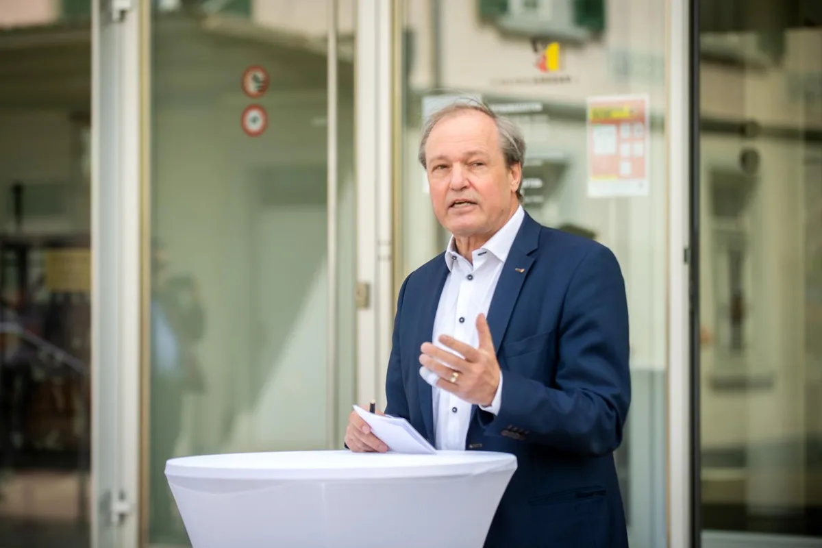 gossau_19042020_pkkapo_sbo_11_preview_0 Gossaus Gemeindepräsident Jörg Kündig bei einem seiner Auftritte als Mitglied des Covid-19-Stabs., Auch in der Gemeinde Gossau wurde ein Krisenstab gebildet., Jörg Kündig spricht zusammen mit Regierungsrat Fehr über die Corona-Massnahmen. , Nicht nur Corona: Der Gossauer Gemeindepräsident bei der Checkübergabe für die Kunstausstellung., Spatenstich im Gebiet Eich mit dem Gemeindepräsidenten in der Mitte.