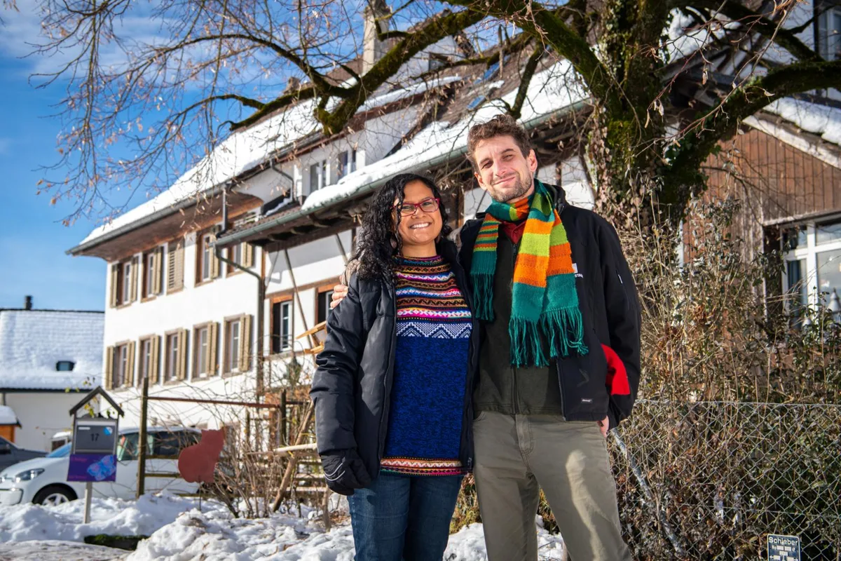 grueningen_22012021_ehepaarperu_sbo_5_preview Kathia und Thomas Niederberger in Grüningen: Für das Paar war 2020 kein verlorenes Jahr. , Lockdown statt Hochzeit: Wegen Corona steckte das Paar fast ein Jahr in Peru fest, hier in der Bergstadt Huarez. , Kathia (5.v.l.) inmitten der Wampis. Sie arbeitete als Kommunikationsverwantwortliche des indigenen Volkes. , Das indigene Wampi-Volk in Peru bildet staatliche Strukturen, um die Natur und ihr Territorium zu schützen., Im Januar 2021 hat es endlich geklappt: Kathia und Thomas ist es gelungen, in die Schweiz zu fliegen.