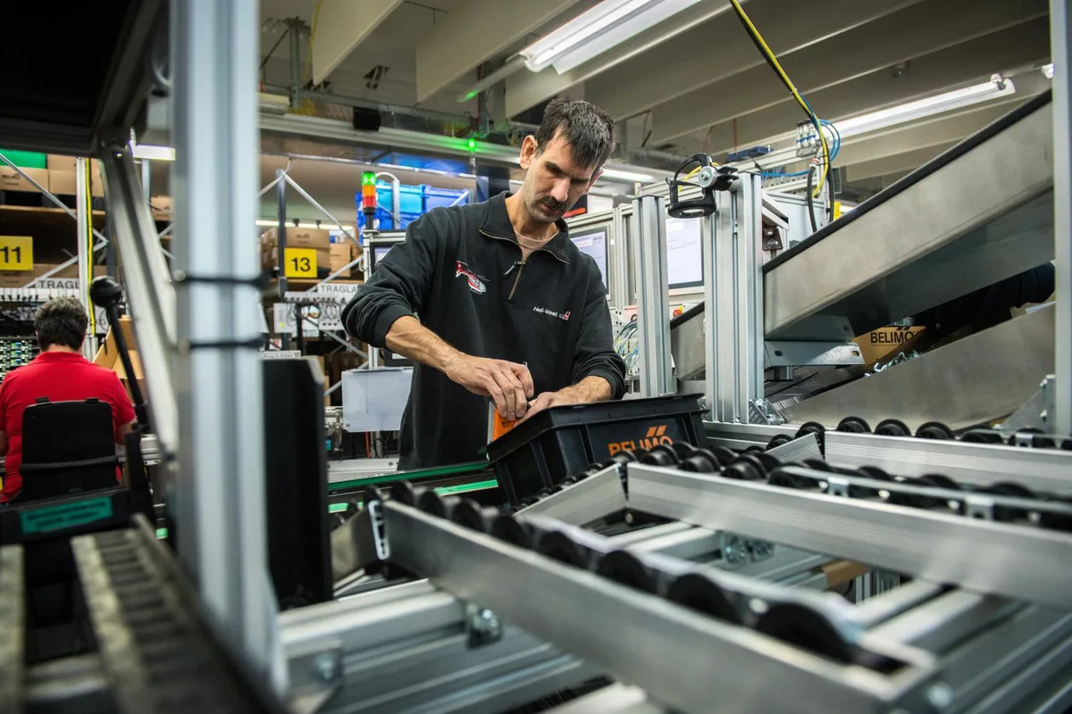 hinwil_08122017_belimoiwaz_sbo_3_preview In der Produktion des Hinwiler Herstellers von Sensoren und Antrieben, Belimo, herrscht seit Monaten Maskenpflicht., Der Wetziker Verkabelungsspezialist Reichle & De-Massari (R&M) weitet seine Homeoffice-Regime aus., Für die Produktion des Russiker Schmierstoffherstellers Panolin sei die Maskenpflicht eine Belastung, sagt CEO Silvan Lämmle.