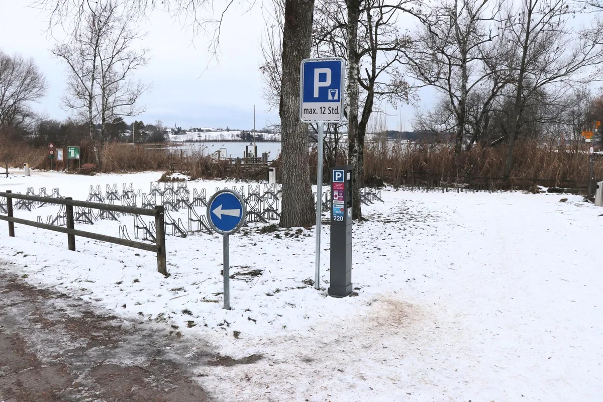 Beim Strandbad Auslikon gibts neu eine Parkuhr auf Wetziker Seite.