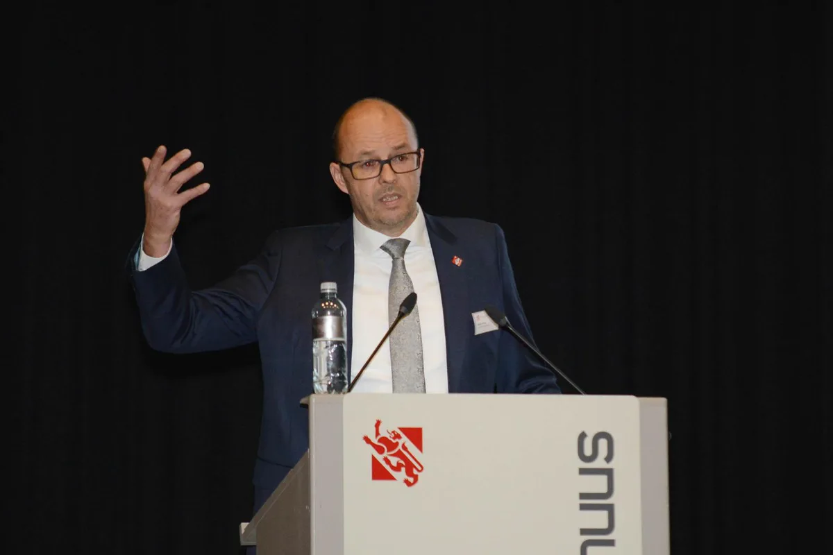 regionalwirtschaft_wirtschaftstreffen_23012019_pfaeffikon_jam17_preview Anfang 2020 konnte Pfäffikons Gemeindepräsident Marco Hirzel zum Wirtschaftstreffen begrüssen., Mit FC-Vertretern konnte Marco Hirzel (zweiter von rechts) auf das neue Garderobengebäude anstossen.