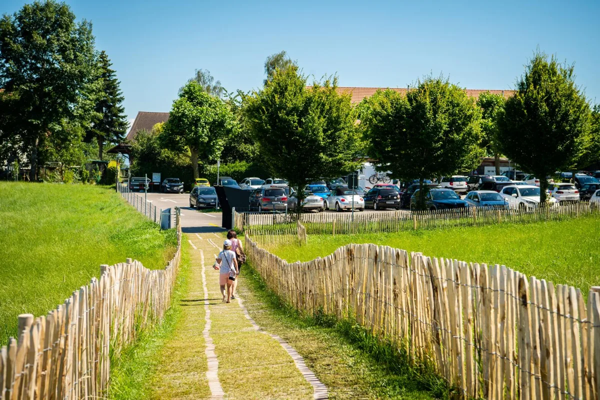 seegraeben_27072020_juckerhofpp_sbo_18_preview Ein neues Parkplatzregime und ein spezieller Zugang zum Juckerhof waren augenfällige Änderungen in Seegräben im Jahr 2020., Seegräbens Gemeindepräsident Marco Pezzatti blickt aus der Vogelperspektive auf das Geschehen in seiner Gemeinde.