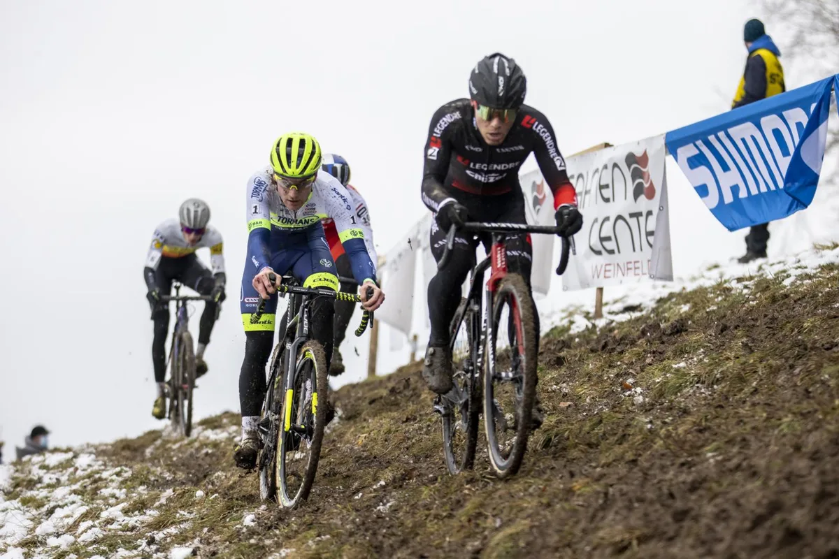 Beim Crosstour-Final konnte die Konkurrenz den Gibswiler Kevin Kuhn (in Weiss) einige Runden lang fordern., Titel werden für einmal nur in den Leistungssportkategorien vergeben., Auf dem Gelände sind einzig Betreuer und Helfer zugelassen.