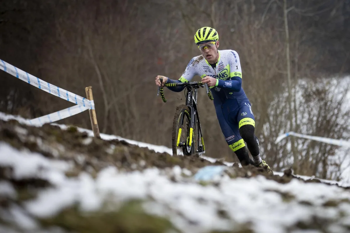 sport_02012021_radquer_crm_23_preview Ob auf oder neben dem Rad, Kevin Kuhn hatte in Hittnau alles im Griff., Die Ruhe vor dem Sturm beziehungsweise Start., Auf den ersten Metern versucht jeder Fahrer, sich in die bestmögliche Position zu bringen., Ab auf die Schultern mit dem Velo: Kevin Kuhn überwindet eine steile Passage laufend., Der Dreck muss weg: Das Rennen in Hittnau hat seine Spuren auf den Velos hinterlassen.