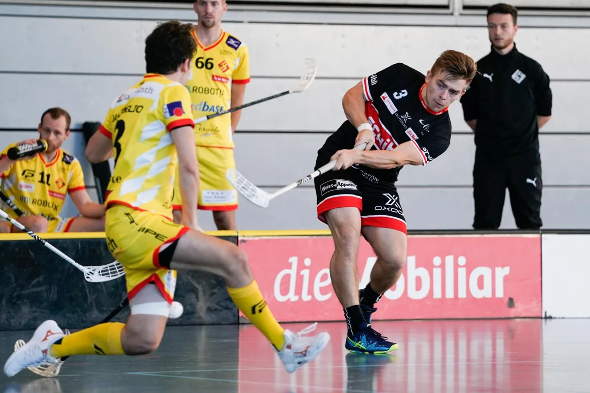 sport_03102020_unihockeyusterrychenberg_dku__4__preview Der Ustermer Martin Prazan (rechts) zieht ab. Gegen Waldkirch-St. Gallen gab es allerdings nichts zu holen.