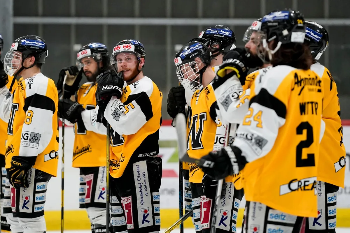 sport_10032020_eishockey_crm_05_preview Zum zweiten Mal hintereinander lange Gesichter beim EHC Wetzikon. Wieder kann die Saison nicht beendet werden., Die Dübendorfer (Trainer Reto Stirnimann im Vordergrund) setzten das Eistraining lange fort.