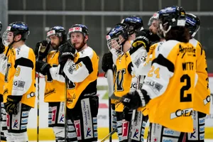 sport_10032020_eishockey_crm_05_preview Zum zweiten Mal hintereinander lange Gesichter beim EHC Wetzikon. Wieder kann die Saison nicht beendet werden., Die Dübendorfer (Trainer Reto Stirnimann im Vordergrund) setzten das Eistraining lange fort.