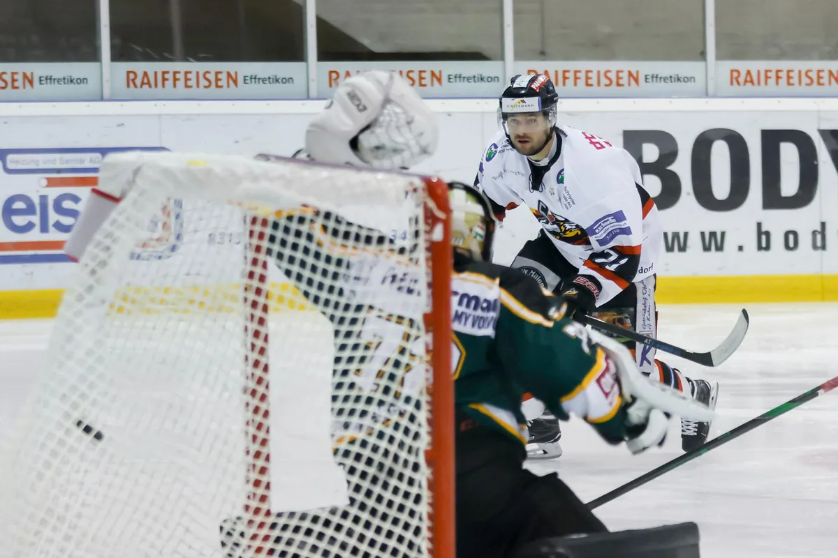 sport_10102020_eishockey2l_crm_11_preview Der letzte Höhepunkt: Nach dem Derby absolvierten der EIE und die Vikings (Adrian Stoob, hinten) nur noch je eine Partie.