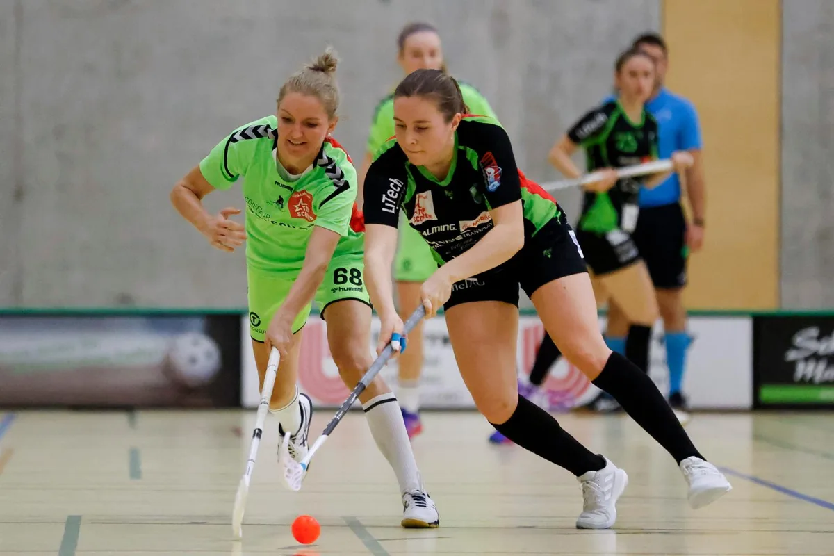 sport_10102020_unihockey_crm_03_preview Zwei wollen ihn, nur eine kann ihn haben: Die Laupnerin Hanka Lackova (links) im Kampf um den Ball.
