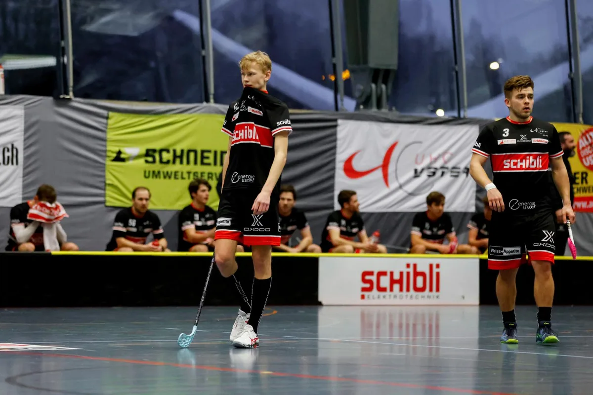 sport_17012021_unihockey_cm_05_preview Am Schluss blieb den Ustermern Filip Karlsson (links) und Martin Prazan nur der Frust.