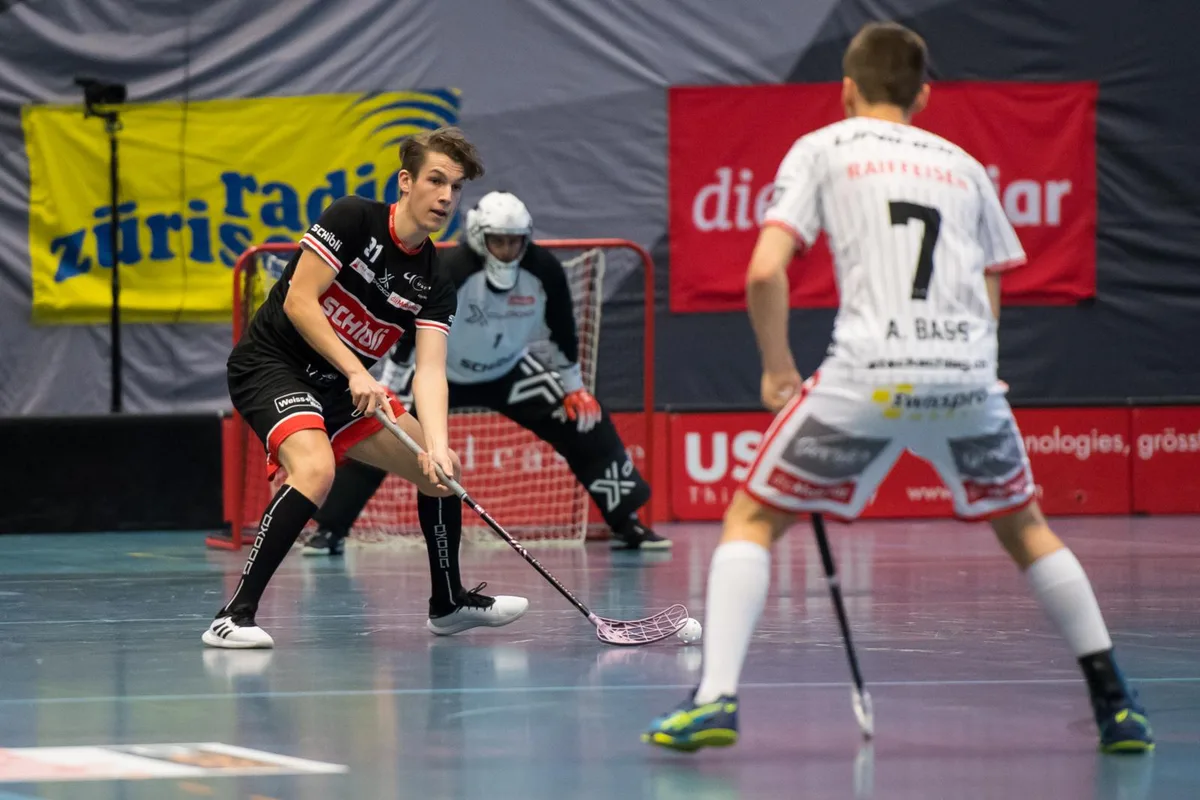 sport_unihockey_uster-chur_pif-3_preview Für den UHC Uster (Jean-Luc Klöti, links) kommen bei der Wiederaufnahme der Saison wegweisende Spiele., Die Floorball Riders (Annina Faisst, links) und Laupen (Anouk Jonker) sind ab sofort wieder im Einsatz.