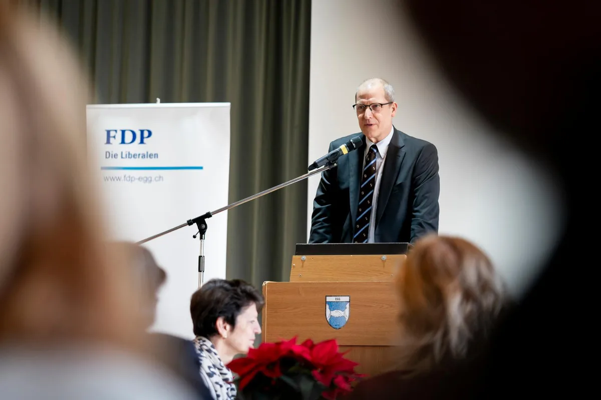uster_12012020_eggneujahr_crm_16_preview Der traditionelle Neujahrsapéro - hier Eggs Gemeindepräsident Tobias Bolliger vor einem Jahr - fällt jetzt ins Wasser., Anfang 2020 konnte der Gemeindepräsident Regierungsrätin Carmen Walker Späh in Egg begrüssen.