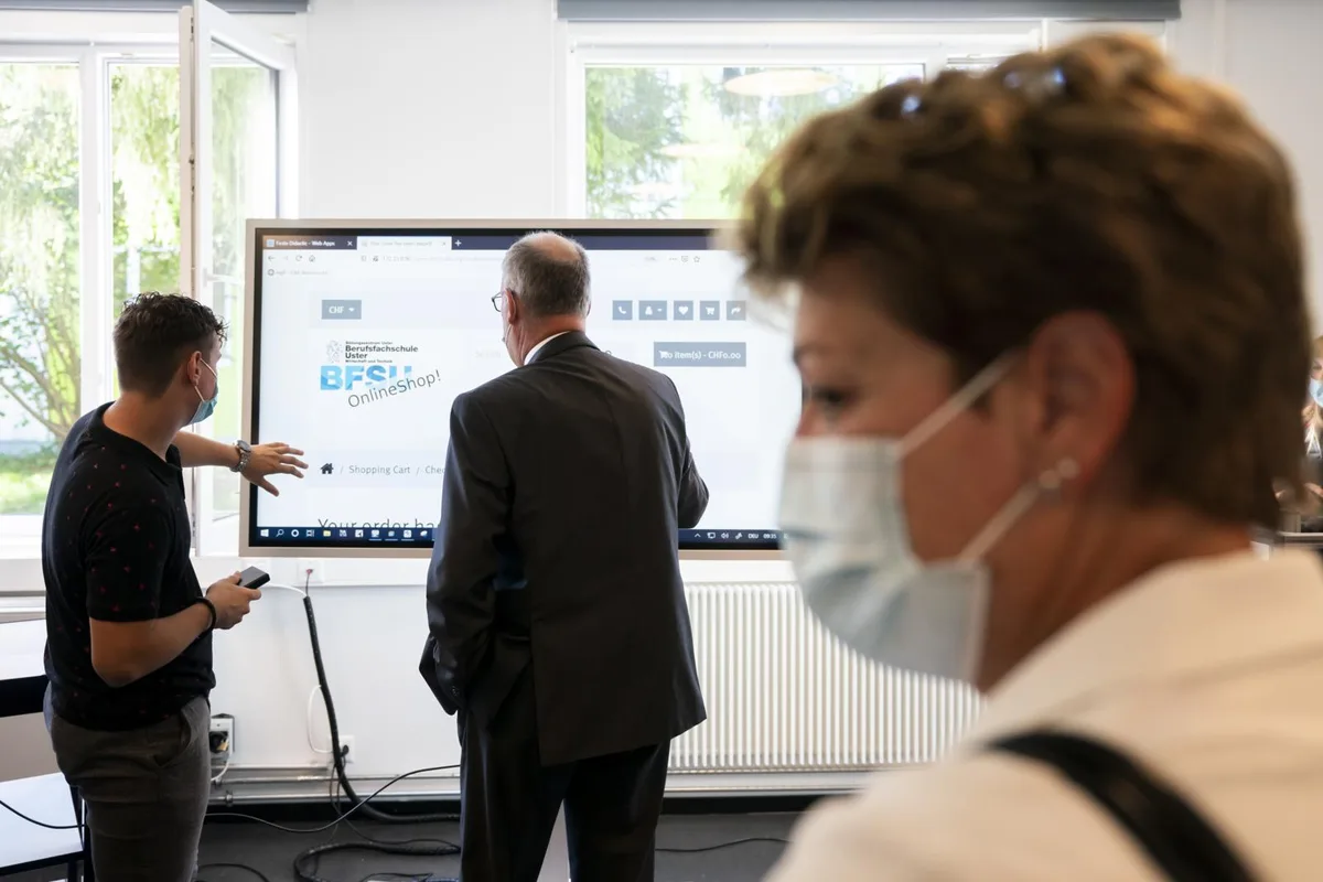 Bildungsdirektorin Silvia Steiner (CVP) und der Regierungsrat verordnen die Maskenpflicht in der Schule ab der 4. Klasse.