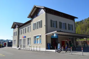 bauma_bahnhofstrasse13_preview_0 Im alten Baumer Bahnhofsgebäude hat die Oberländer Standortförderung ihren Sitz. Nach viel Kritik will sie sich reformieren., Für Daniela Waser, Leiterin des Regionalmanagements, schafft ein neuer Verein die geforderte Transparenz., Daran zweifelt indessen Sandra Elliscasis, Wetziker Gemeinderätin (FDP) und Präsidentin des Wirtschaftsforums Wetzikon.