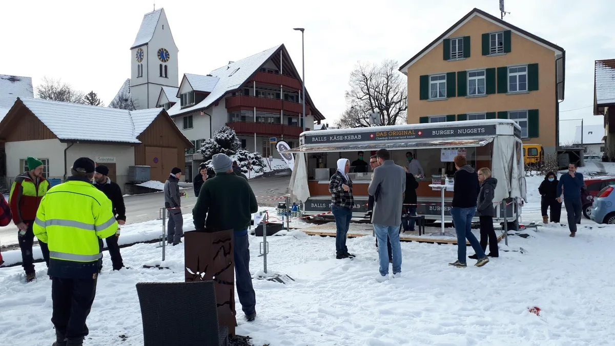 cheebab2_preview Der Cheebab-Stand in Wildberg ist sehr beliebt., Geschäftsführer Veysel Gülöz (rechts) und Verkäufer Siyar Zan haben alle Hände voll zu tun., Käser Roland Rüegg und Veysel Gülöz in der neuen Käserei. Im Frühling soll hier die Cheebab-Produktion anlaufen., Der Cheebab enthält gegrillte Käsestreifen anstatt Fleisch.