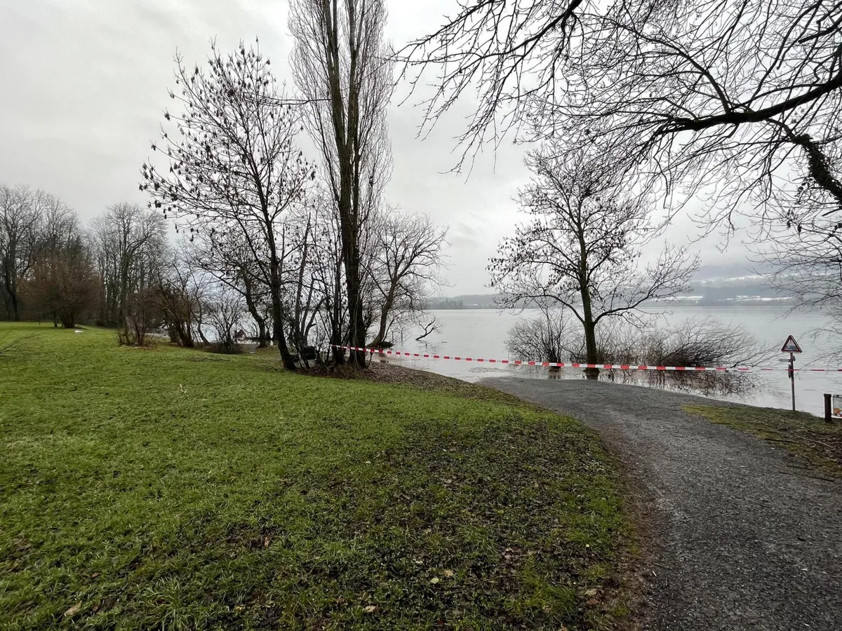 greifensee1_preview_0 Einige Wege sind nicht mehr passierbar., Der Wasserstand des Greifensees liegt derzeit über dem Soll., Derzeit gilt die Gefahrenstufe orange.