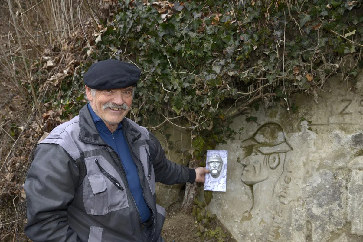 030221_internierte_figuren_3_dol_preview Für Bildhauer Romuald Polachowski ist klar: Die Figur in Rikon stellt einen Bauern aus Zakopane dar., Das Relief zeigt ausserdem eine Reihe von fremdartig anmutenden Häusern., Das Felsrelief in Sennhof ist etwa 30 Meter oberhalb vom Radweg.