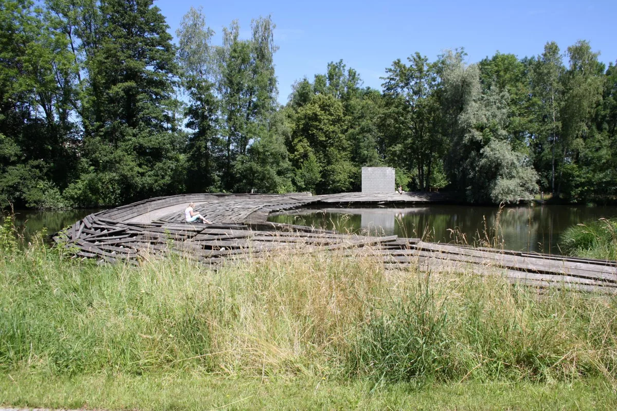 Die Holzbrücke kommt bei den neuen Bewohnern gut an., Auch der Moosfelsen wird immer wieder fotografisch festgehalten., Der Cube wird von vielen Parkbesuchern jedoch als störend empfunden.