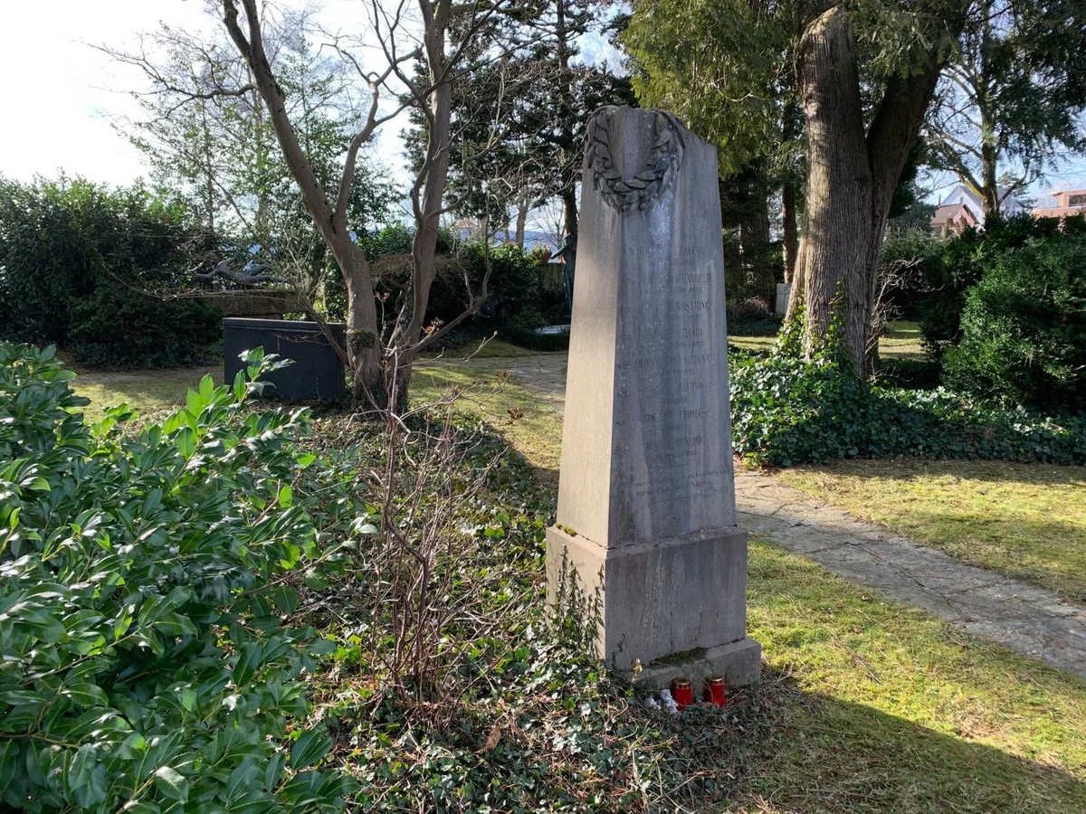 17022021_bourbaki_6_cb_preview Auf dem Ustermer Friedhof ist für die hier verstorbenen Bourbakis ein Denkmal errichtet worden. , Auf der Rückseite der Stele prangt eine Rosette der Souvenir Français., Die Erinnerungsstätte liegt neben dem alten Ustermer Friedhofgebäude., Dieses Bild von Uster dürfte sich den Internierten geboten haben. Die Lithografie mit der Zentralstrasse entstand um 1870. , Die Fabrik Zangger an der Seestrasse 3 (Aufnahme von 1901) diente den Internierten als Unterkunft. , Die Methodistenkapelle (hier auf einer Aufnahme von 1901) wurde 1871 zum Pockenspital umfunktioniert., Im Gasthof neben der Ustermer Burg (Aufnahme um 1900) wurden die französischen Offiziere einquartiert.