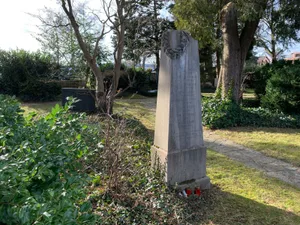 17022021_bourbaki_6_cb_preview Auf dem Ustermer Friedhof ist für die hier verstorbenen Bourbakis ein Denkmal errichtet worden. , Auf der Rückseite der Stele prangt eine Rosette der Souvenir Français., Die Erinnerungsstätte liegt neben dem alten Ustermer Friedhofgebäude., Dieses Bild von Uster dürfte sich den Internierten geboten haben. Die Lithografie mit der Zentralstrasse entstand um 1870. , Die Fabrik Zangger an der Seestrasse 3 (Aufnahme von 1901) diente den Internierten als Unterkunft. , Die Methodistenkapelle (hier auf einer Aufnahme von 1901) wurde 1871 zum Pockenspital umfunktioniert., Im Gasthof neben der Ustermer Burg (Aufnahme um 1900) wurden die französischen Offiziere einquartiert.