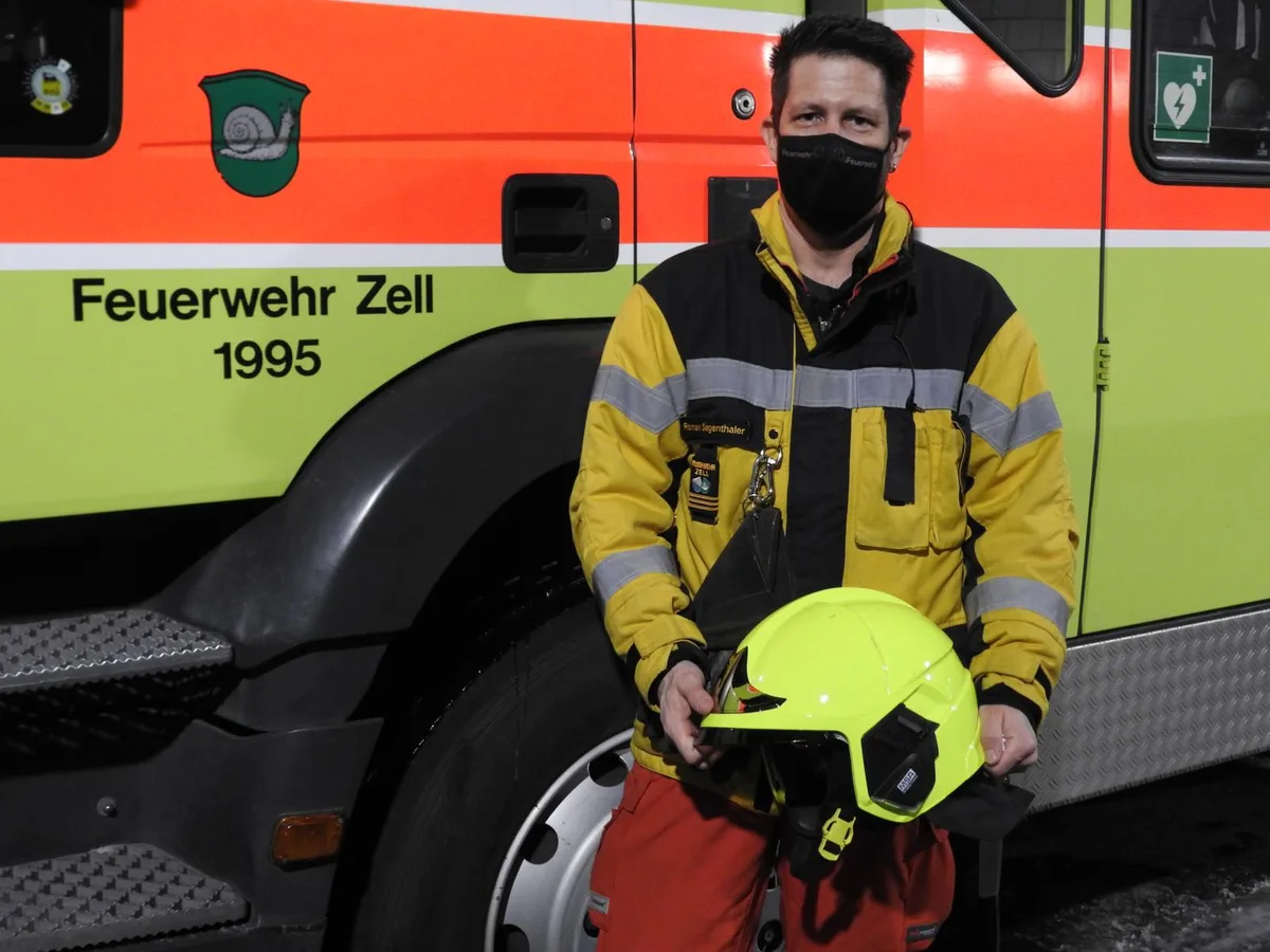 19022021_01_pd_%20roman%20siegenthaler_preview Roman Siegenthaler, Kommandant der Feuerwehr Zell., Wegen Corona übt die Feuerwehr jetzt in Kleingruppen. Hier die Feuerwehr TWW beim Löschen eine Containers.