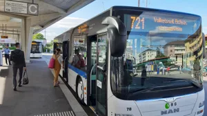 20200706_082957_preview In Pandemiezeiten benützen viel weniger Leute Bus und Bahn., Auch mit der Einführung der Maskenpflicht im Juli 2020 mieden noch viele Leute den öffentlichen Verkehr., Wegen Corona blieben im 2020 viele Passagiere in Bussen und Zügen weg.
