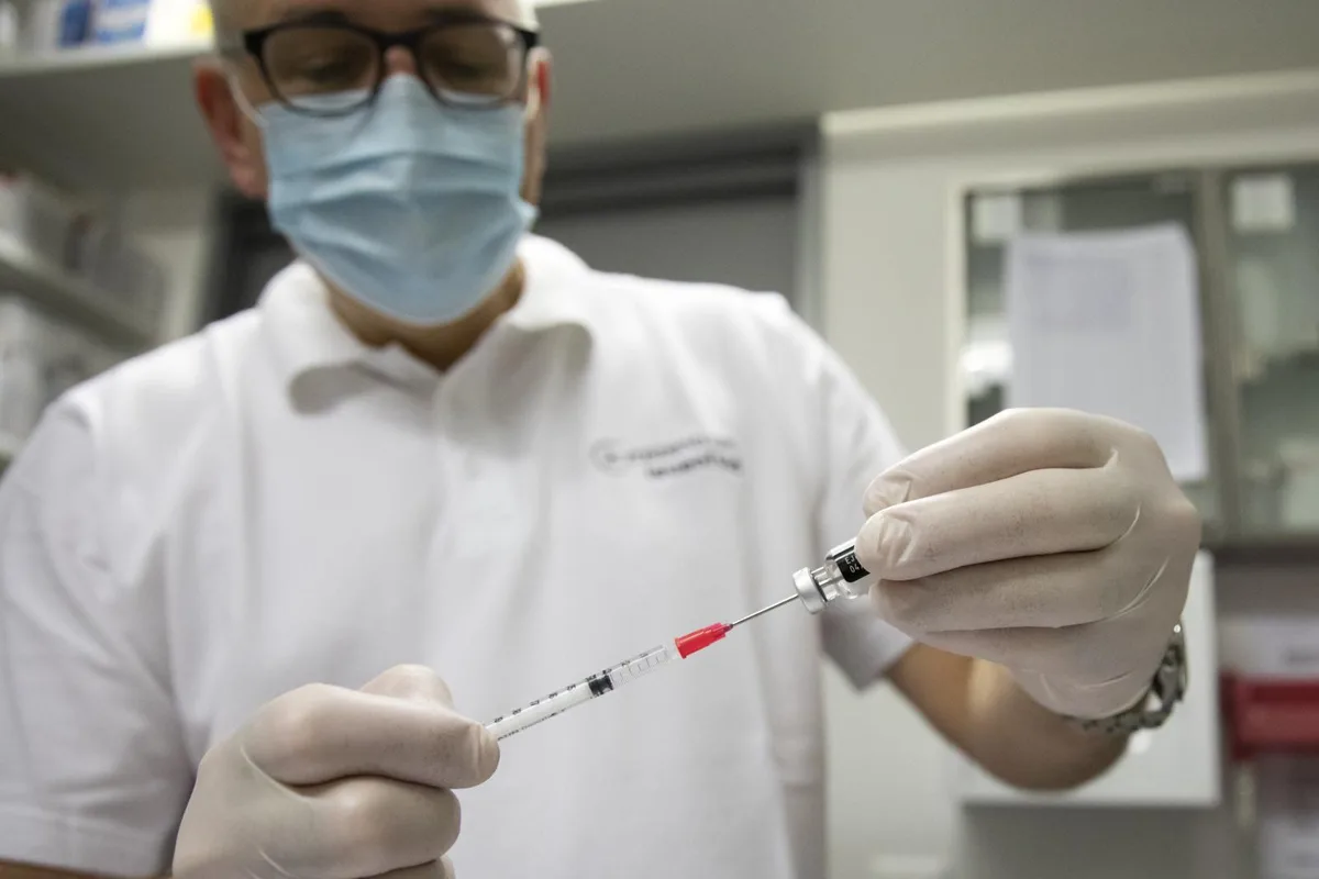 20210116143015790_preview Vor der Impfung muss das Vakzin von Pfizer/Biontech mit einer Kochsalzlösung gemischt werden.