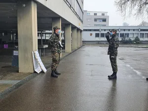 20210211_rs%20start_2_pd_preview Anmelden, abmelden: Erst in der vierten RS-Woche lernen die Rekruten in Covidzeiten das militärische Grüssen., Die Rekruten erhalten ihr Sturmgewehr., Ausbildung im Festzelt: Wegen der Schutzmassnahmen braucht es zusätzlichen überdachten Platz., Für den Kommandanten der Rekrutenschule hat sich gezeigt, dass das Lehrnen auf Distanz viel Selbstdisziplin braucht., Die Kompagnie der Luftwaffen Nachrichtenrekrutenschule beim Antrittsverlesen., Die ersten Handgriffe mit dem Sturmgewehr werden geübt., Das gesamte persönliche Material wird gefasst., Und dann gilt es das Material über dem Bett ins Kästli einzuräumen., DEie körperliche Fitness der Rekruten wird getestet., Nun findet die Ausbildung rund um die Kaserne statt.