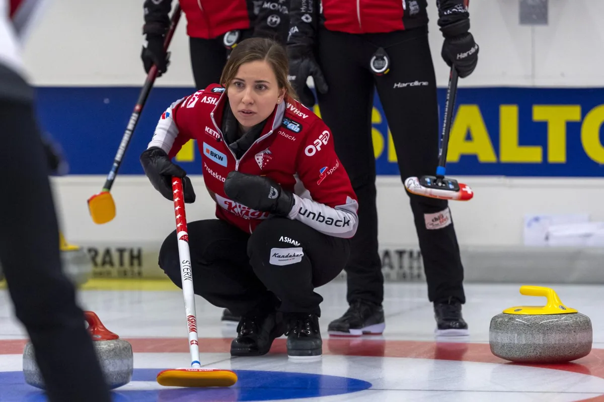 20210213103608663_preview Skip Elena Stern (Oberwallis) im Final gegen Aarau., Das Sieger-Team mit der Gockhauserin Esther Neuenschwander (links)., Die Dübendorferin Irene Schori musste sich mit Platz 4 begnügen., Das St. Moritzer Team mit Elena Mathis (ganz links) schnappte sich Bronze.