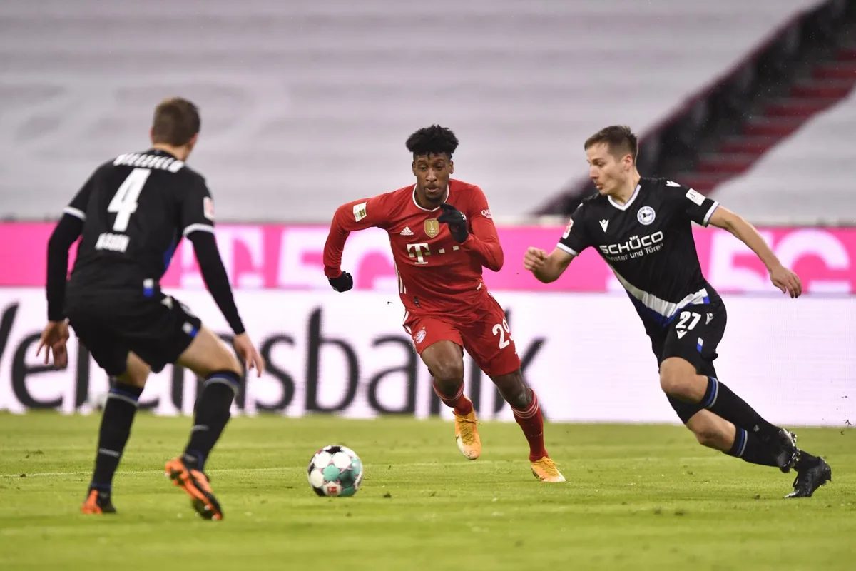 20210215220151642_preview Cédric Brunner (r.) erkämpfte sich mit Bielefeld einen Punkt gegen das grosse Bayern München., Duell im Schnee: Der Maurmer Cédric Brunner wehrt sich gegen Bayerns Star Kingsley Coman.