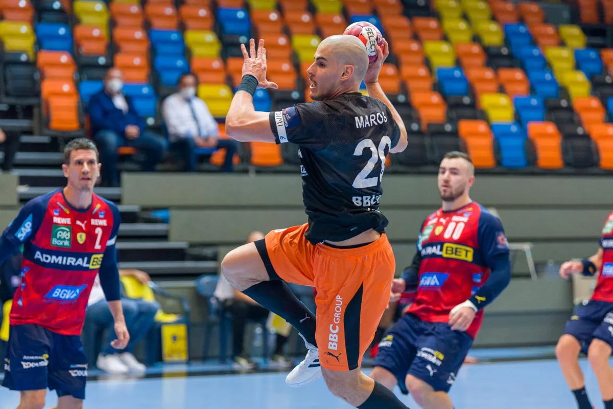 Luka Maros setzt gegen die Rhein-Neckar Löwen kraftvoll zum Wurf an: Da bleibt auch Andy Schmid (l.) nur das Nachsehen.