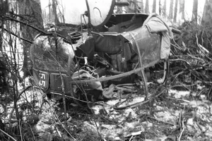 220271_helikopter%20hanslin_ah_preview Der Helikopter blieb trotz des Sturzes durch die Baumkronen kompakt., Oberstkorpskommandant Adolf Hanslin starb am 22. Februar 1971. , Auf einer ganze Seite berichtete Augenzeuge Adalbert Hofmann im Zürcher Oberländer vom Unfall., Retter bergen kurz nach dem Absturz die Insassen aus dem Helikopterwrack., Vier Tage nach dem Absturz wurde für den verstorbenen Korpskommandanten in Zürich eine grosse Trauerfeier durchgeführt., Oberstkorpskommandant Adolf Hanslin starb am ersten Tag des von ihm geleiteten Korpsmanövers., Genau ein Jahr nach dem Unfall wurde an der Absturzstelle ein Gedenkstein eingeweiht., An der Gedenkfeier am 22. Februar 1972 im Usser Wald bei Rüti nahmen viele hohe Militärs teil., Der Findling mit der Gedenkinschrift wurde später wegen des Autobahnbaus um 500 Meter verschoben. , Der ehemalige ZO-Redaktor Adalbert Hofmann war als Erster an der Unglücksstelle., Mit einer schlichten Tafel wird dem abgestürzten Oberstkorpskommandanten gedacht.