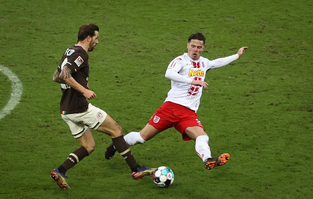 440664142_highres_preview Unzimperlich: Der Greifenseer Jan Elvedi versucht St.-Pauli-Angreifer Guido Burgstaller vom Ball zu trennen.