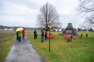 naenikon_07022021_begehunggrossriet_sbo_1_preview Rund 200 Meter neben der Gedenkstätte auf der Bluetmatt soll die Neue Greifenseestrasse durchführen., Der Grüne Ustermer Gemeinderat Patricio Frei (Mitte) hat sich den Kampf gegen das Strassenvorhaben auf die Fahne geschrieben., Rund 500 Meter lang soll die Verbindungsstrasse werden., Unter dem Grossriet ist das Grundwasservorkommen sehr mächtig., Im Guntenbach hat der Naturfachmann Daniel Hardegger sogar Bergmolche gefunden., Daniel Hardegger erklärt den Teilnehmern die Tierwelt im Grossriet, zu der auch Falken und Milane gehören.