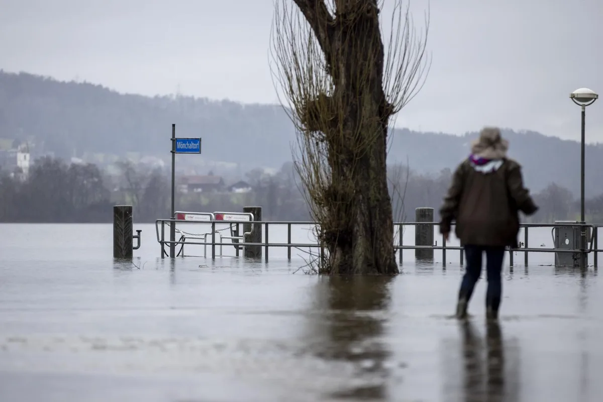 region_01022021_hochwasser_crm_12_preview Der Schiffsteg in Mönchaltorf steht unter Wasser und der Zugang ist eigentlich abgesperrt. , In der Seebadi Egg am Greifensee vermiest das Hochwasser den Kindern den Spielplatz., Am Pfäffikersee sind Abschnitte des Gehweges blockiert., Bis Mitte Woche sollte sich die Situation beruhigt haben.