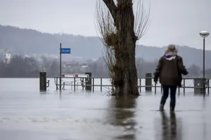 region_01022021_hochwasser_crm_12_preview Der Schiffsteg in Mönchaltorf steht unter Wasser und der Zugang ist eigentlich abgesperrt. , In der Seebadi Egg am Greifensee vermiest das Hochwasser den Kindern den Spielplatz., Am Pfäffikersee sind Abschnitte des Gehweges blockiert., Bis Mitte Woche sollte sich die Situation beruhigt haben.