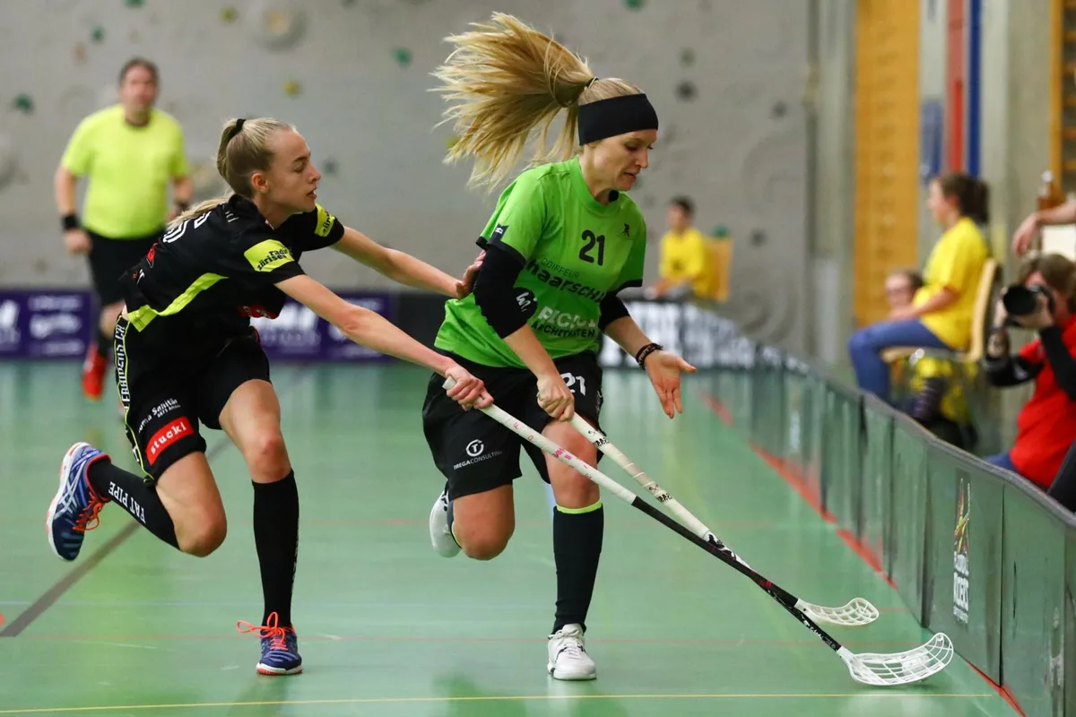 sport_07102017_unihockeyriderslaupen_dku__3__preview Der UHC Laupen (Corina Keller, rechts) konnte gegen die Kloten-Dietlikon Jets lange mithalten.