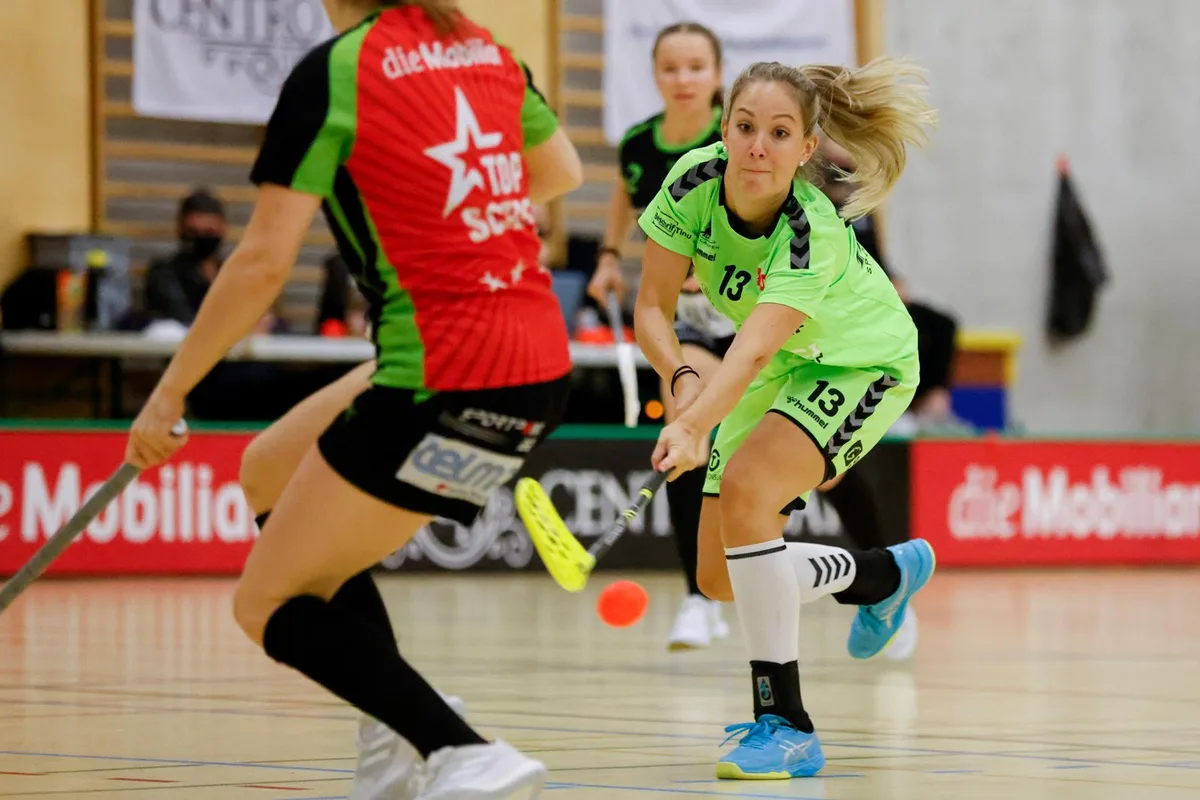 sport_10102020_unihockey_crm_09_preview Vanessa Kapp (rechts) war die einzige Laupner-Torschützin gegen die Jets.
