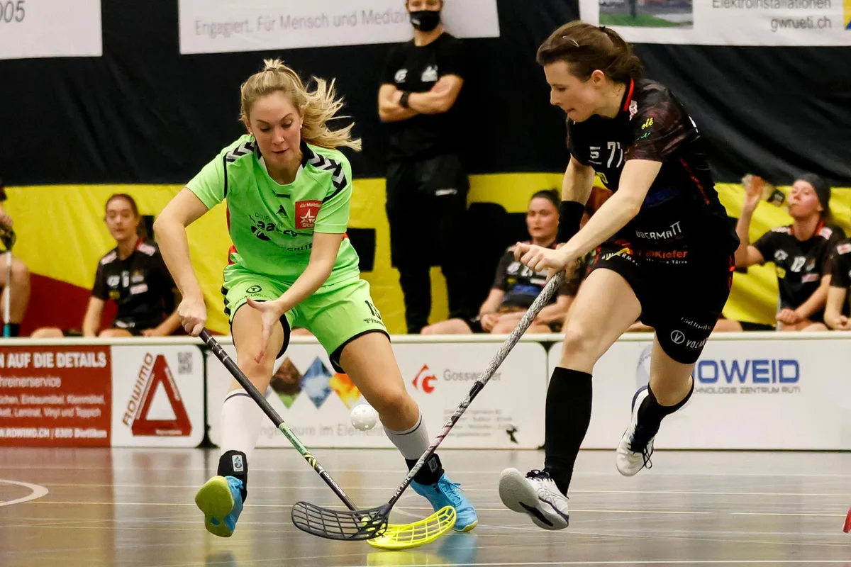 sport_21022021_unihockey_cm_02_preview Wer hat am Schluss den Ball? Die Laupnerin Vanessa Kapp (links) gegen Rahel Wichert von den Floorball Riders.