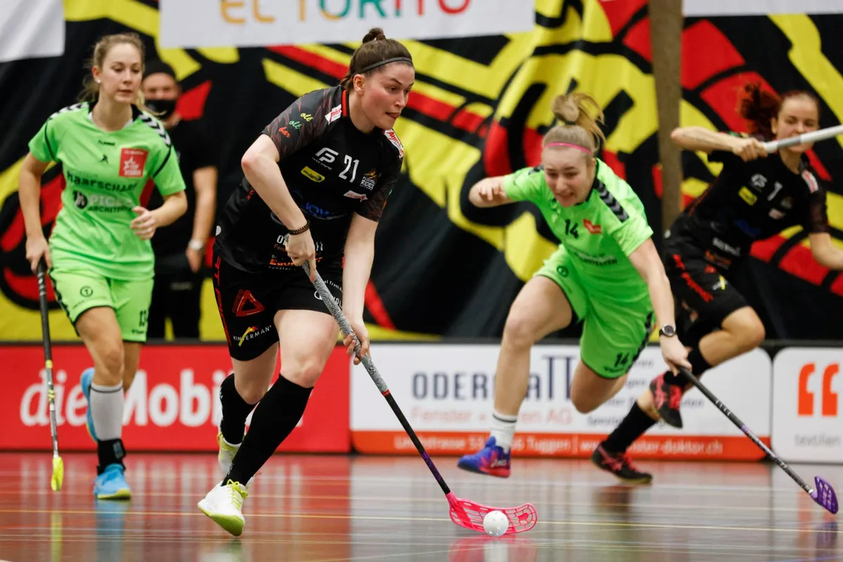 sport_21022021_unihockey_cm_11_preview Riders-Angreiferin Annina Faisst (am Ball) konnte sich gleich als dreifache Torschützin auszeichnen.