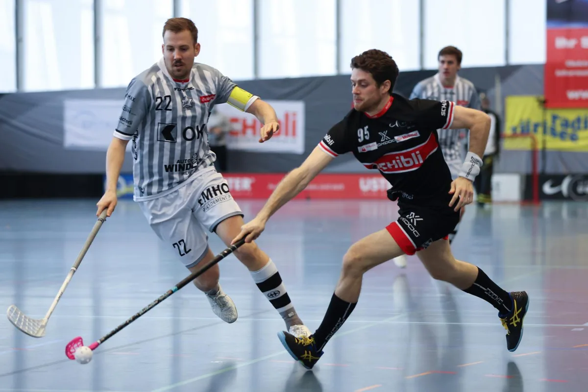 sport_27022021_unihockeyuster_dku_8_preview Der Ustermer Tobias Ledergerber (r.) behauptet sich gegen Sarnens Roman Schöni.