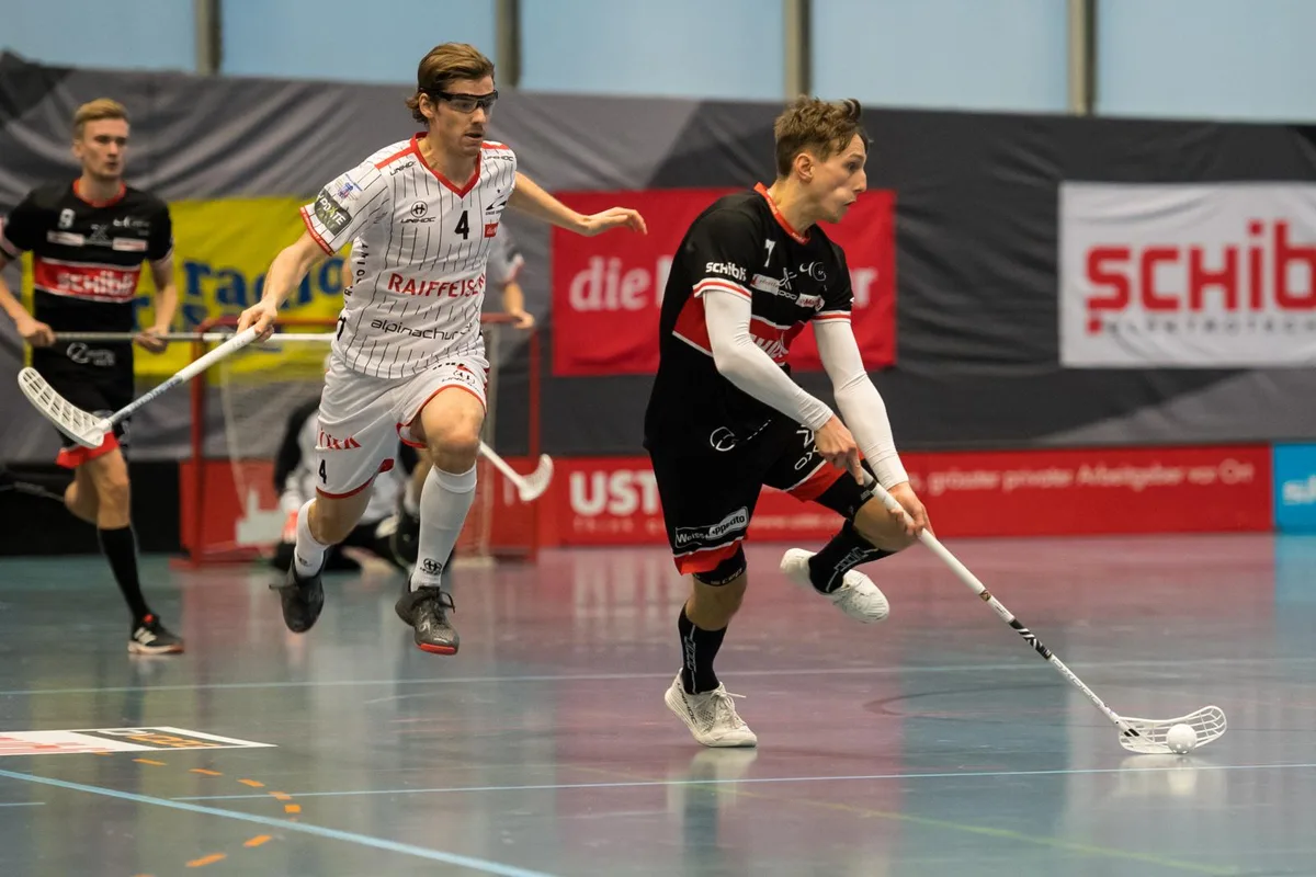 sport_unihockey_uster-chur_pif-4_preview Timon Stäubli (rechts) wurde nach der Partie gegen Langnau zum besten Ustermer Spieler gewählt.