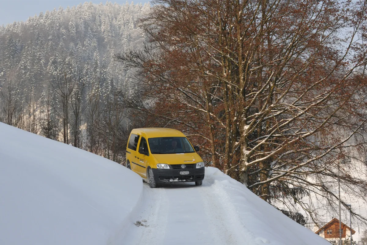 steg_10022012_p%c3%b6stler_10%20_preview Egal ob Schnee oder nicht: Der Postbote kommt auch in Zukunft täglich.