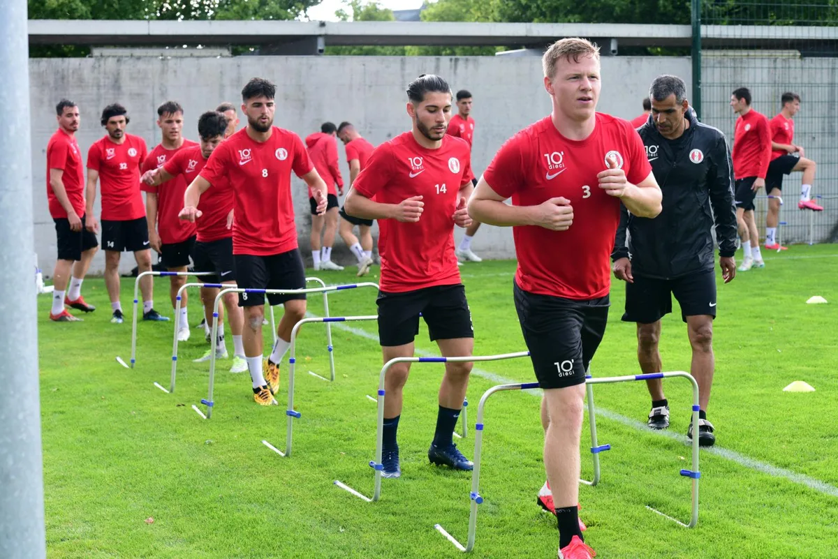 Derzeit nur Wunschdenken: Der FC Rapperswil-Jona mit Simon Rohrbach (ganz vorne) beim Mannschaftstraining., Der Ebmatinger Piero Bauert präsidiert seit 2005 den Promotion-League-Klub YF Juventus., Der frühere Brüttiseller René Waldvogel ist seit September 2020 Assistenztrainer beim FCRJ.