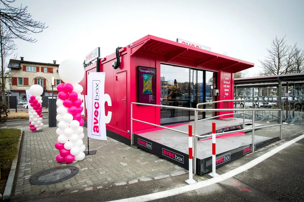 wetzikon_27022020_avecboxeroeffnung_sbo_21_preview So sah es zur Eröffnung aus: Die Avec-Box, das neue Prunkstück am Wetziker Bahnhof., Die Regale waren gefüllt mit Verbrauchsgegenständen und Nahrungsmitteln., Nun ist das Experiment beendet - mässig erfolgreich in Wetzikon.