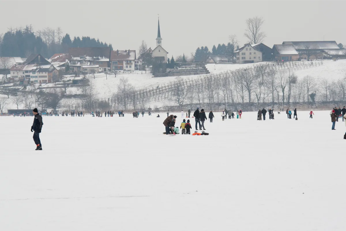 Am 11. Februar 2012 zogen ganze Menschenmassen auf den gefrorenen Pfäffikersee. , Egal ob mit Hockeyausrüstung, ..., ... auf dem Velo ..., ... oder in Begleitung von Hunden., Am 17. Februar war der Spuk dann bereits wieder vorbei und die Eisflächen des Greifen- und Pfäffikersees wurden gesperrt.