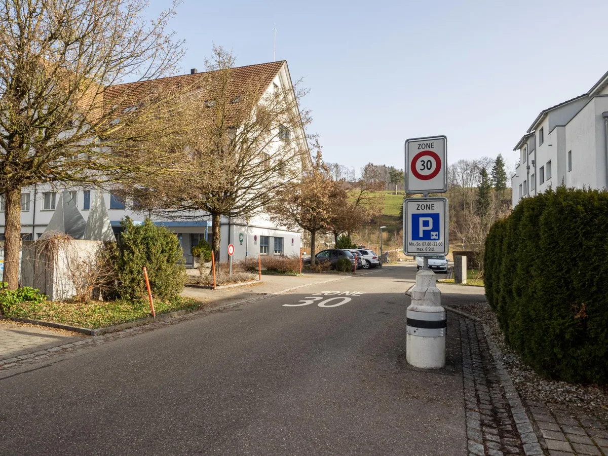 040321_parkregime_zell_agy1_preview In Zell gibt es Parkzonen, bei denen eine Maximalparkdauer von sechs Stunden gilt. So wie hier beim Gemeindehaus., Auch für den Schwimmbadparkplatz gilt diese Maximalparkdauer., Die Zonen sind entsprechend beschildert.
