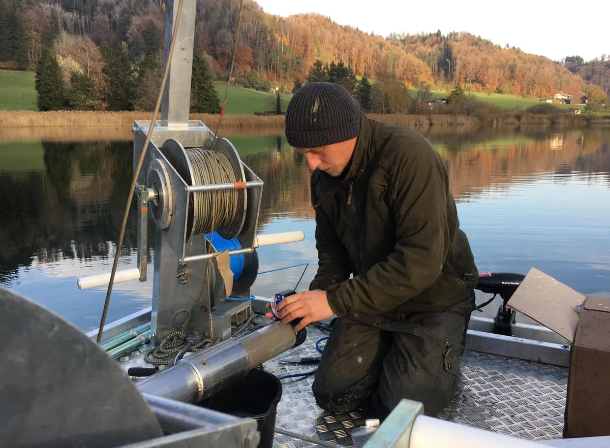 100321_bichelsee_pfahlbauer_2_ursleuzinger_preview Im November 2019 hat ein Team vom Amt für Archäologie Thurgau im Bichelsee einen Bohrkern ausgehoben., Dafür wurde ein Bohrfloss mitten auf dem See verankert., Im Labor der Universität Basel untersuchen Forscherinnen und Forscher den entnommenen Bohrkern.